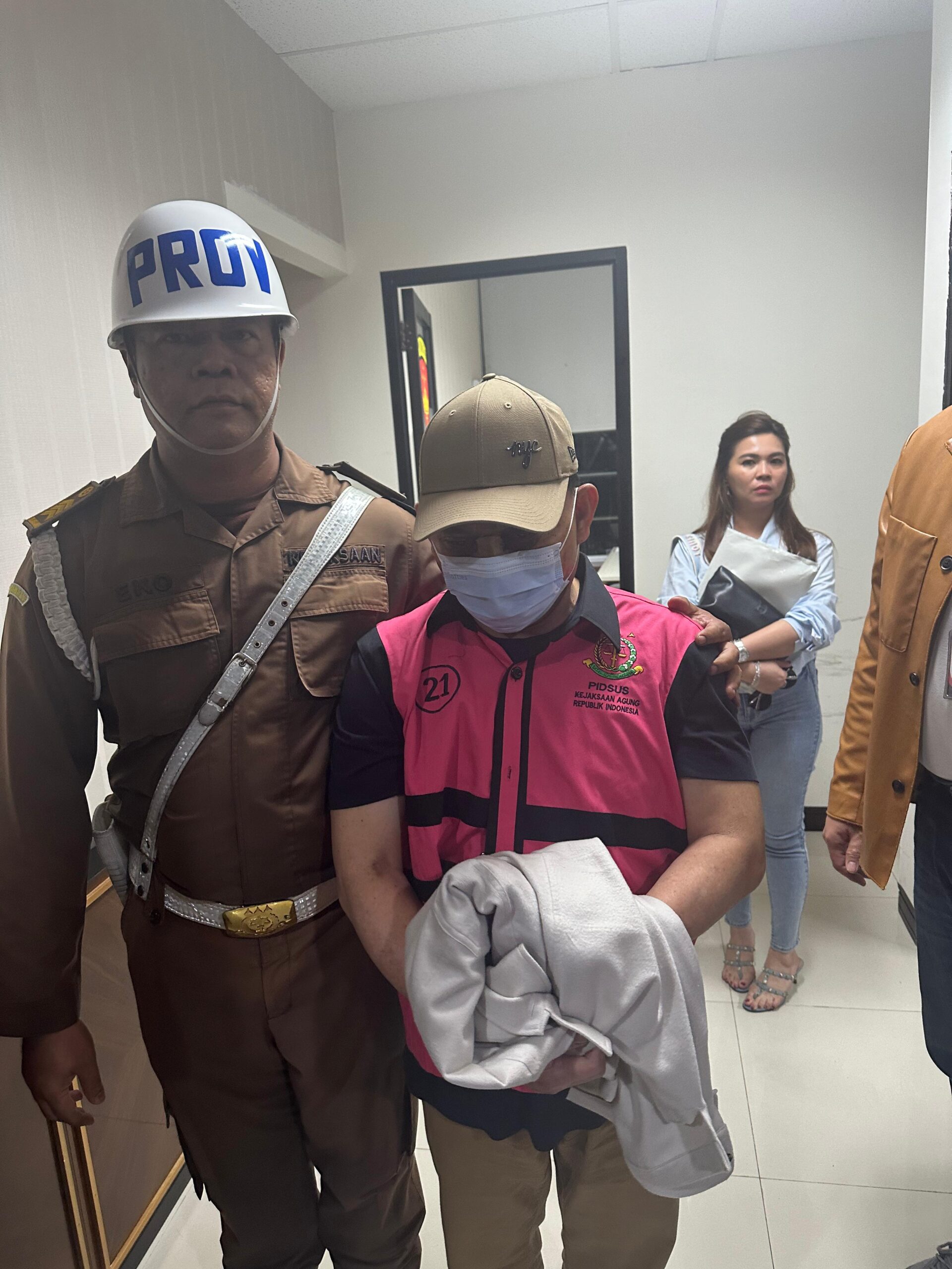 Penetapan Tersangka UI Selaku Mantan Bupati Kotawaringin Barat Dalam Perkara Tindak Pidana Korupsi di Pemerintah Kabupaten Kotawaringin Barat