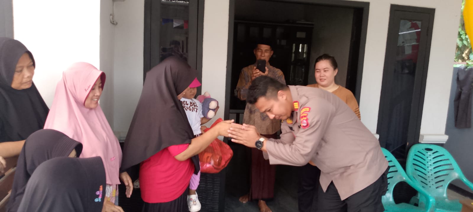 Kapolsek Pasar Kemis Tangerang, Pimpin Penyaluran Bansos Sembako