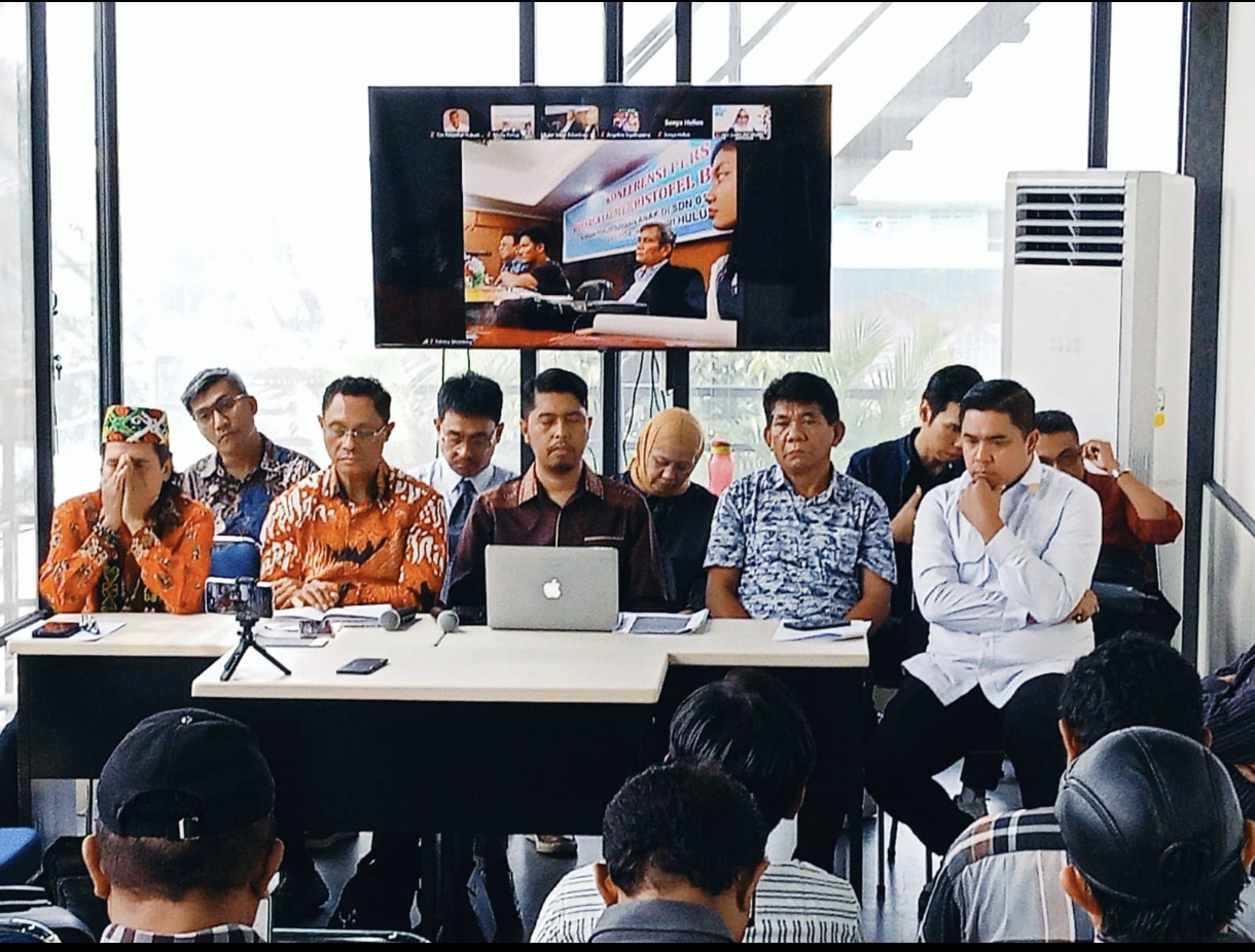 Konferensi Pers Kasus Dugaan Korban Penganiayaan yang Berujung Kematian Siswa di Riau