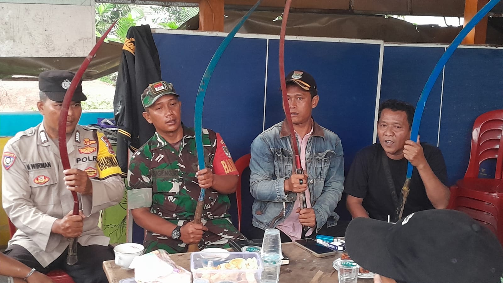 Heboh, Warga Temukan Sejumlah Celurit Panjang di Kebun Area Perumahan