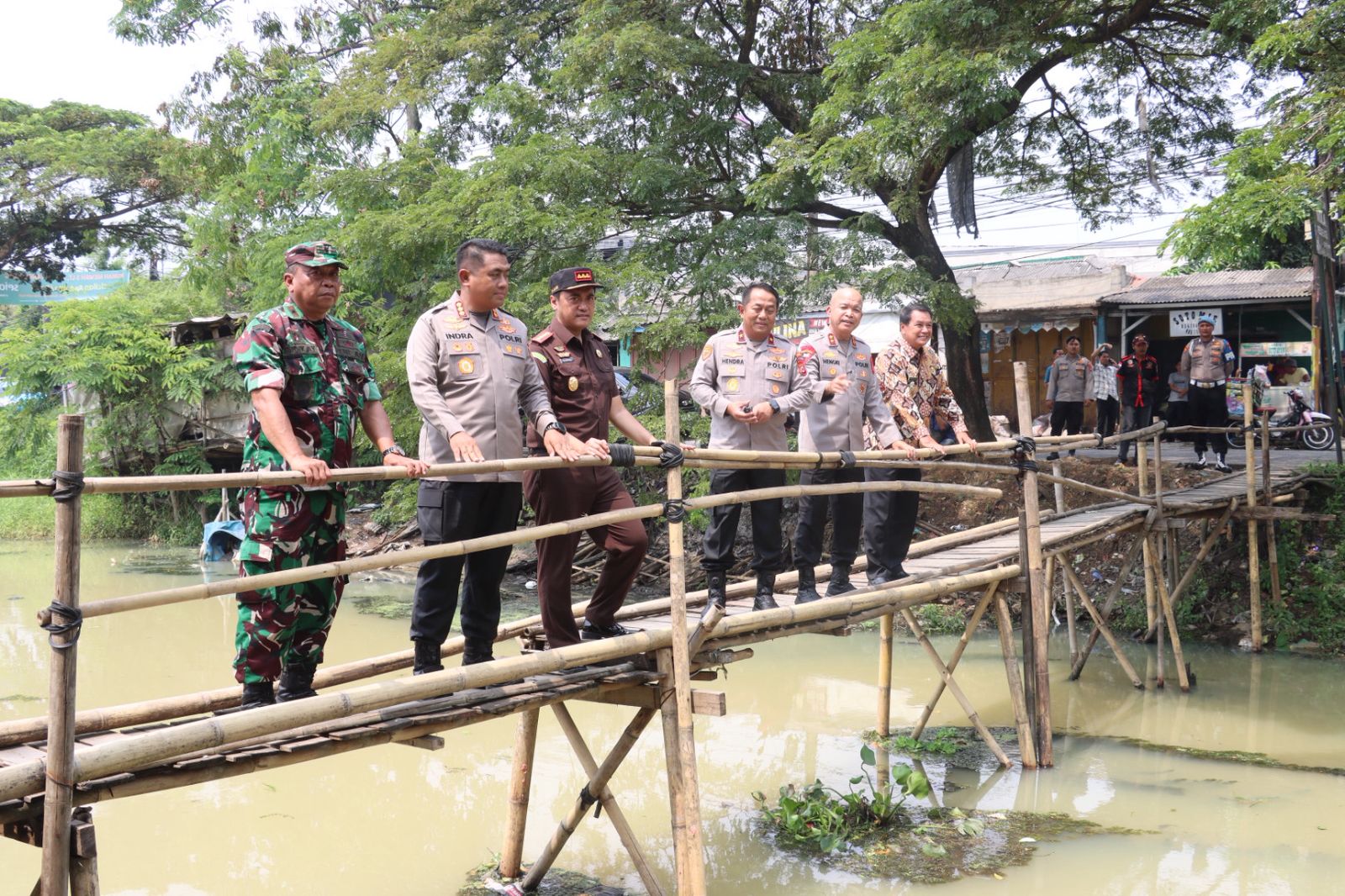 Jembatan Dibangun, 1.000 Pohon Ditanam: Polresta Tangerang Dorong Konektivitas dan Ketahanan Pangan untuk Masyarakat