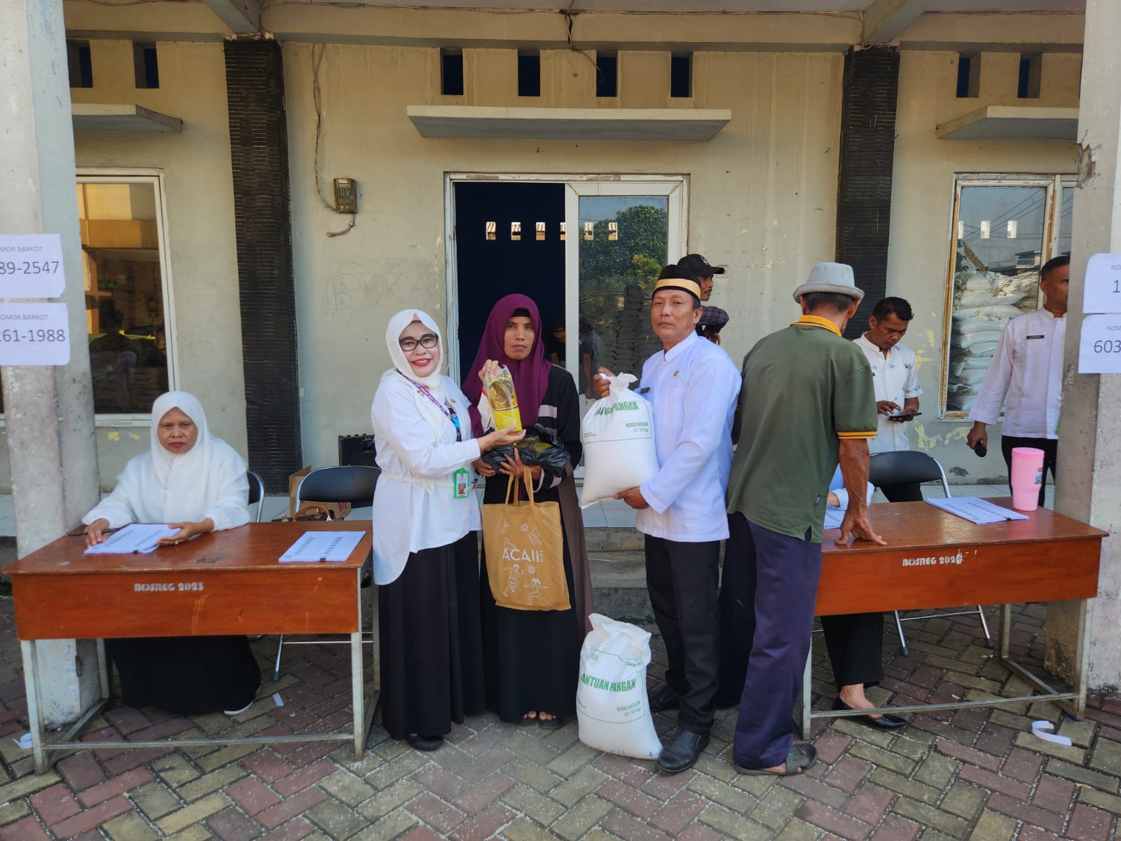 Kelurahan Sukatani Salurkan 2.547 Paket Bantuan Sosial